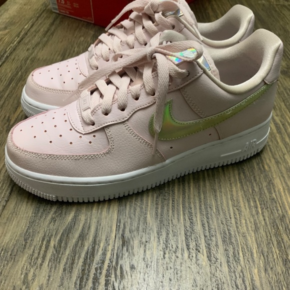 Nike Air Force 1 Lows Light Pink Iridescent Swoosh - Picture 4 of 6